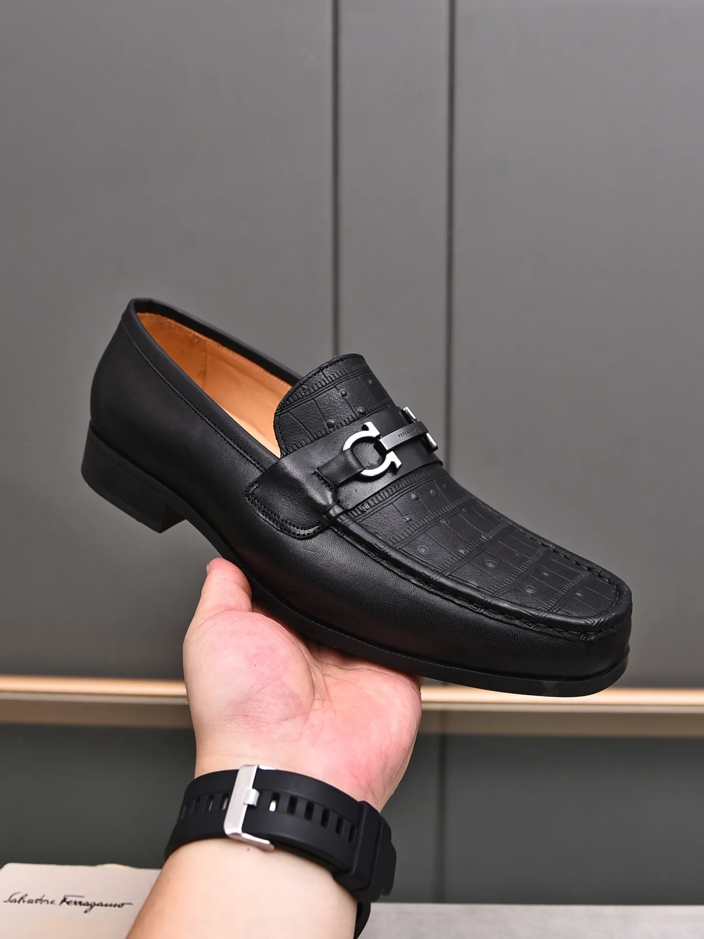 Factory: 250 [Original running volume quality] Brand: Ferragamo (Ferragamo) Size: Men's size 38/44 (45 can be customized) Grade: Same style as the official website High-end quality men's shoes Material: Original first-layer calfskin Water-dyed cowhide lining Original outsole Style category: Men's fashion formal business casual leather shoes Slip-on men's shoes high-top series Young fashion European and American trends British style Casual matching Comfortable feet